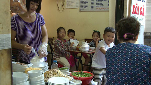 Trong khi các bố đang vất vả buôn bán thì các con nhận nhiệm vụ đi mua đồ ăn sáng.