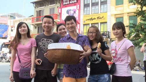 Ngoài sự hóm hỉnh, duyên dáng khi đi bán bánh, danh hài Xuân Bắc còn dùng tuyệt chiêu khuyến mại chụp ảnh để lôi kéo fan.