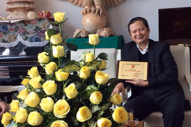 Tác giả “Ca dao em và tôi” ghi lại khoảnh khắc nhận một giải thưởng. Được biết, cố nhạc sĩ từng đạt rất nhiều giải thưởng như: giải Nhất của Bộ Văn hóa - Thông tin và Hội Nhạc sĩ Việt Nam với tác phẩm “ Khi xe tăng qua miền Quan họ”, “Mẹ Việt Nam anh hùng”, giải nhất cuộc thi ca khúc toàn quốc năm 1985 với “Tiếng đàn balalaica trên sông Đà”, giải Nhì của Hội Nhạc sĩ Việt Nam với ca khúc “Chín bậc tình yêu”.