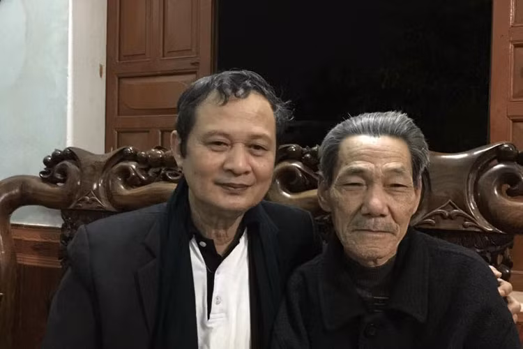 Nhạc sĩ An Thuyên vui mừng khi gặp lại người thầy dạy guitar đầu tiên. Ông viết: “Gặp lại người bạn, người nghệ sĩ làng quê, người thầy dạy tôi những nốt guitar đầu tiên thuở nhỏ. Cám ơn cuộc đời đã cho tôi có được những người thân yêu như thế. Thật hạnh phúc có họ trên những bước đường gian nan đi tới”.