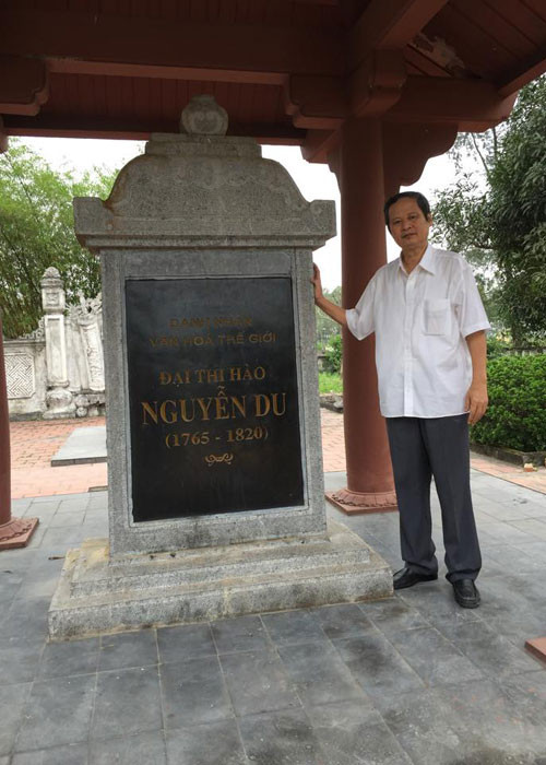 Vào đầu tháng 4, nhạc sĩ đến thăm mộ của đại thi hào Nguyễn Du.