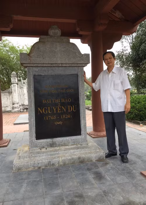 Vào đầu tháng 4, nhạc sĩ đến thăm mộ của đại thi hào Nguyễn Du.