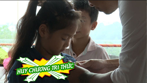 Mặc dù liên tục đưa ra câu hỏi hóc búa cho các bé như: Vua Lý Nhân Tông sinh ra ai? Vợ của Lạc Long Quân là ai?... Tuy nhiên cả 4 bé đều lần lượt vượt qua được và được trao “Huy chương tri thức”.