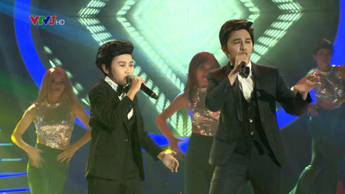 Trong tập 5 "Gương mặt thân quen nhí", Nam Cường và Phương Mỹ Chi hóa thân thành danh ca Engelbert Humperdinck khi thể hiện ca khúc "Quando Quando Quando". Cả hai mặc vest chỉn chu, hát giọng trầm giống hệt phiên bản gốc.