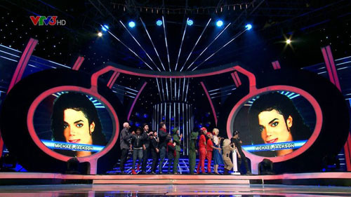 Cuối chương trình các đội xếp hàng để bấm chọn nhân vật mình sẽ phải hóa thân vào tập tiếp theo của tuần sau.