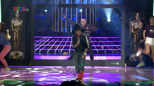 Trong tuần này, đội Khương Ngọc - Hoàng Quân (bé Ben) mở màn cho tập 5 với màn cải trang thành Pharrell Williams với "Happy", bài hát có 700 triệu lượt nghe. Trong tiết mục, Khương Ngọc hóa thân thành hình tượng nhân vật Gru của phim "Kẻ trộm mặt trăng" và chỉ đảm nhận phần diễn phụ họa cho cậu học trò.