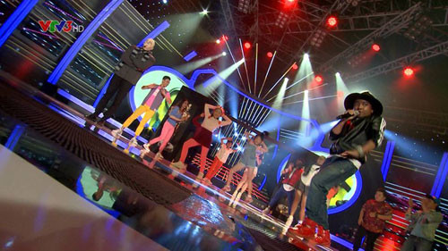 Bé Ben khiến giả lẫn ban giám khảo cảm thấy hưng phấn khi xem bé hát và nhảy.