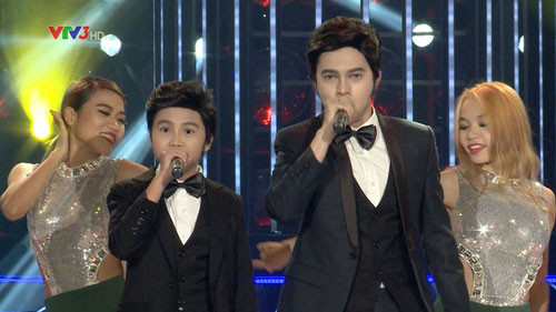 Phương Mỹ Chi ngày càng xuất sắc khi thể hiện được những nốt trầm tròn trịa và dễ nghe. Đặc biệt, cô bé khiến người khác không nhận ra khi hóa trang thành nam danh ca.