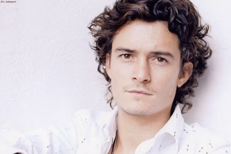 Vào năm 2009, lợi dụng sao “Cướp biển vùng Caribbean” vắng nhà , nhóm trộm Bling Ring trèo qua cửa sổ sở hở nhất và lục lọi đồ đạc. Chúng lấy đi quần áo, đồng hồ và trang sức. Vụ trộm khiến Orlando Bloom thiệt hại 500.000 USD (10,4 tỷ đồng).