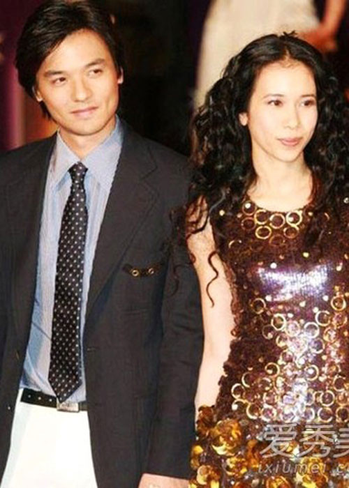  Phùng Đức Luân và Mạc Văn Úy: Họ gặp nhau năm 1997 qua một sự mai mối tình cờ của Trương Quốc Vinh. Cả hai nhanh chóng nhận được sự chúc phúc của dư luận vì mối tình son sắt. 9 năm bên nhau, dù chưa đám cưới nhưng trong mắt truyền thông, Phùng và Mạc là đôi vợ chồng đẹp. Năm 2007, Mạc Văn Úy và Phùng Đức Luân chia tay sau gần 1 thập kỷ bên nhau. Nguồn tin tiết lộ, đạo diễn tài danh có người thứ ba.