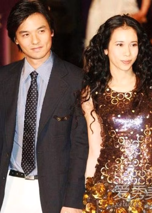  Phùng Đức Luân và Mạc Văn Úy: Họ gặp nhau năm 1997 qua một sự mai mối tình cờ của Trương Quốc Vinh. Cả hai nhanh chóng nhận được sự chúc phúc của dư luận vì mối tình son sắt. 9 năm bên nhau, dù chưa đám cưới nhưng trong mắt truyền thông, Phùng và Mạc là đôi vợ chồng đẹp. Năm 2007, Mạc Văn Úy và Phùng Đức Luân chia tay sau gần 1 thập kỷ bên nhau. Nguồn tin tiết lộ, đạo diễn tài danh có người thứ ba.