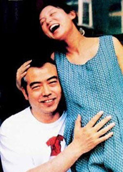  Nghê Bình - Trần Khải Ca: Đạo diễn tài danh sống chung với nữ diễn viên xinh đẹp nhiều năm. Khi cả hai sắp sửa chính thức hóa bằng hôn nhân thì Trần Hồng xuất hiện. Người đẹp họ Trần tuyên bố có con với Trần Khải Ca, ép ông bỏ Nghê Bình. Cho đến giờ, đạo diễn nổi tiếng vẫn bị chỉ trích là “ông chồng bạc bẽo”. 