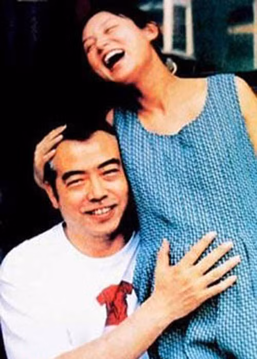  Nghê Bình - Trần Khải Ca: Đạo diễn tài danh sống chung với nữ diễn viên xinh đẹp nhiều năm. Khi cả hai sắp sửa chính thức hóa bằng hôn nhân thì Trần Hồng xuất hiện. Người đẹp họ Trần tuyên bố có con với Trần Khải Ca, ép ông bỏ Nghê Bình. Cho đến giờ, đạo diễn nổi tiếng vẫn bị chỉ trích là “ông chồng bạc bẽo”. 