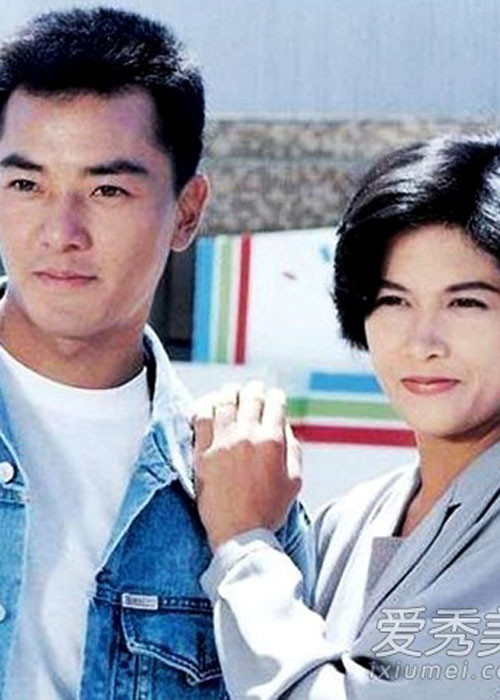  Trịnh Y Kiện và Thiệu Mỹ Kỳ: Tài tử điển trai khẳng định suốt đời chỉ yêu Thiệu Mỹ Kỳ. Họ sống chung bất chấp khoảng cách tuổi tác. Nhưng sau này, Trịnh Y Kiện nuốt lời, say đắm Lương Vịnh Kỳ và bỏ rơi Thiệu Mỹ Kỳ.