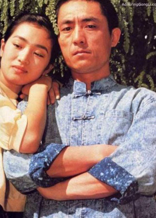  Củng Lợi - Trương Nghệ Mưu: Dù chênh nhau nhiều tuổi, Củng Lợi vẫn chuyển đến sống với đạo diễn nổi tiếng vào năm 1987. Gắn bó 7 năm, cả hai đường ai nấy đi vì sự phản đối của dư luận.