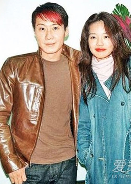  Thư Kỳ và Lê Minh: Năm 1998, Lê Minh công khai yêu Thư Kỳ, mặc cho quá khứ đóng phim cấp ba của người đẹp. Nhưng họ sớm chia tay vì gia đình tài tử nổi tiếng phản đối.