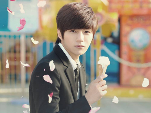 Trong một lần phỏng vấn, mỹ nam Kim Myung-Soo, diễn viên phim "The time I didn't love you, 7000 days" cho biết, anh chưa hài lòng về khuôn mặt của mình. Anh cho biết: "Ước gì khuôn mặt của tôi có nét đặc biệt hơn".