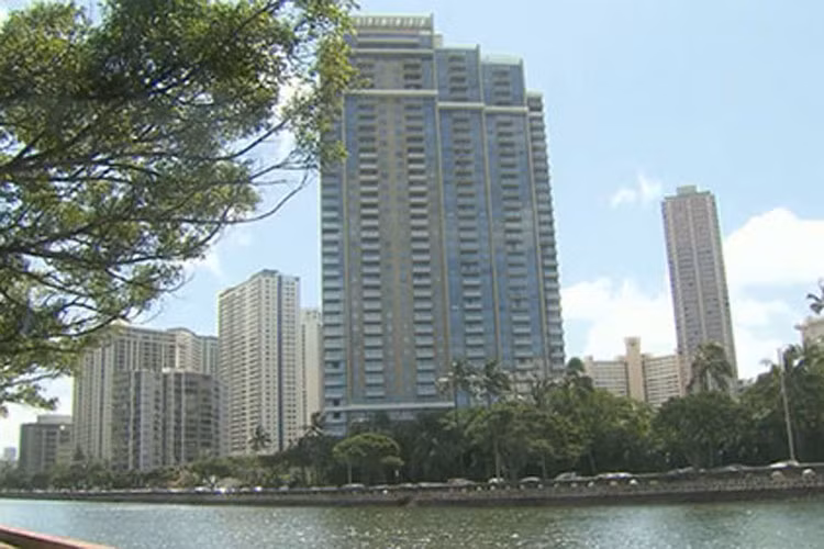 Ngoài số bất động sản ở Hàn Quốc, Song Hye Kyo còn sở hữu căn chung cư cao cấp thuộc tòa nhà 50 tầng tại Manhattan, New York, Mỹ. Giá căn hộ cao cấp ở đây được ước tính trị giá từ 40 đến 60 tỷ đồng.