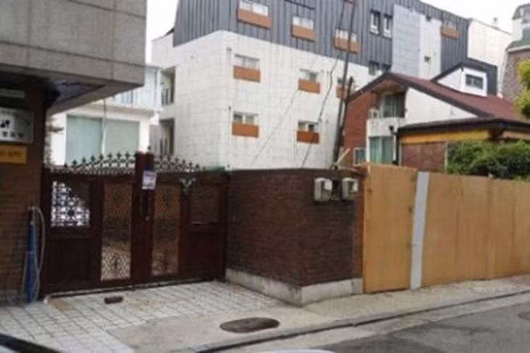 Trong khi đó, biệt thự tại Samseong-dong, Seoul hiện có giá 70 tỷ đồng. Được biết, căn nhà này được nam diễn viên mua với giá 47 tỷ đồng vào năm 2014.