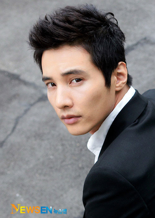 Giống như Song Hye Kyo, Won Bin gặt hái nhiều thành công sau vai diễn trong “Trái tim mùa thu”. Anh cũng là một trong những nam diễn viên giàu có nhất trong làng giải trí Hàn. Theo ước tính, mỗi bộ phim mà Won Bin tham gia mang lại cho anh 1,2 tỷ đồng. Mức cát-sê này tương đương với khoản thù lao mà nhiều ngôi sao lớn khác nhận được như Jang Dong Gun hay Lee Byung Hun.