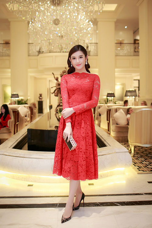 Khác với phong cách quyến rũ, trẻ trung thường thấy, tối qua Á hậu Huyền My xuất hiện với hình ảnh già dặn, bí ẩn với bộ váy ren đỏ rực của nhà thiết kế Đỗ Mạnh Cường tại một sự kiện được tổ chức ở Hà Nội.