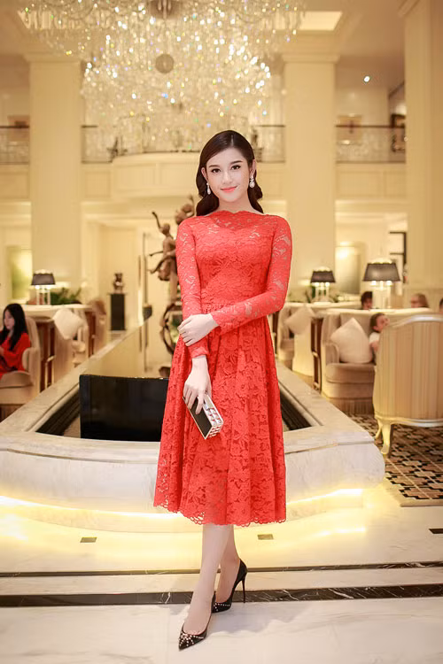 Khác với phong cách quyến rũ, trẻ trung thường thấy, tối qua Á hậu Huyền My xuất hiện với hình ảnh già dặn, bí ẩn với bộ váy ren đỏ rực của nhà thiết kế Đỗ Mạnh Cường tại một sự kiện được tổ chức ở Hà Nội.