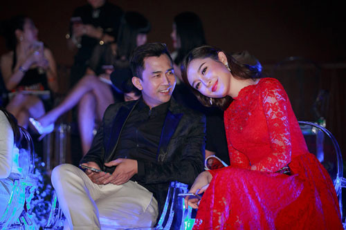 Người đẹp cũng không ngại ngần tình tứ với một người bạn.