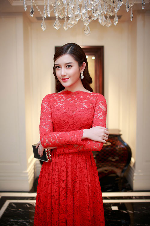 Mẹ Huyền My chính là người tư vấn và chọn lựa váy áo, phụ kiện cho con gái mỗi lần cô tham gia các sự kiện lớn. Vốn là một phụ nữ có gu thẩm mỹ tinh tế và cầu toàn nên mẹ á hậu rất cẩn thận trong việc xây dựng và phát triển hình ảnh của Huyền My.