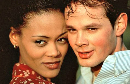  Robin Givens và Svetozar Marinkovic. Robin Givens, một nữ diễn viên xinh đẹp, tài năng đã trải qua một cuộc hôn nhân ác mộng với tay đấm bốc Mike Tyson. Sau khi ly hôn, Robin Givens kết hôn với Marinkovic. Đáng buồn thay cuộc hôn nhân của họ chỉ kéo dài 7 phút.