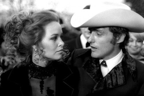  Dennis Hopper và Michelle Phillips. Nam diễn viên Dennis Hopper nổi tiếng với khả năng "sát gái". Ông đã kết hôn 5 lần, trong số đó có một cuộc hôn nhân ngắn ngủi với nữ ca sĩ xinh đẹp Michelle Phillips. Thời điểm đó, cả Dennis Hopper và Michelle Phillips đều dính đến ma túy, nên cuộc hôn nhân đó không tỉnh táo. Cuộc hôn nhân kéo dài đúng 2 tuần.