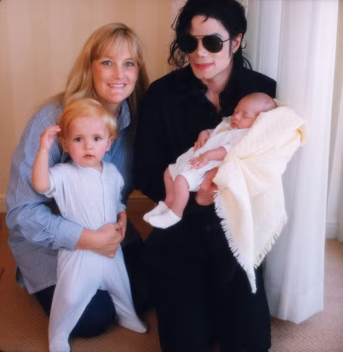  Michael Jackson và Debbie Jeanne Rowe. Debbie Rowe là một trong số các y tá của Michael Jackson. Sau khi ly hôn người vợ đầu tiên, Jackson đã kết hôn với Debbie. Tuy nhiên, có thông tin cho rằng, cuộc hôn nhân này là một bản thỏa thuận. Theo đó, Debbie Rowe nhận được một khoản tiền khá lớn. Họ có với nhau 2 người con rồi sau đó ly hôn. Ngoài ra, nhiều cuộc hôn nhân giả của sao Hollywood khác cũng bị phanh phui.