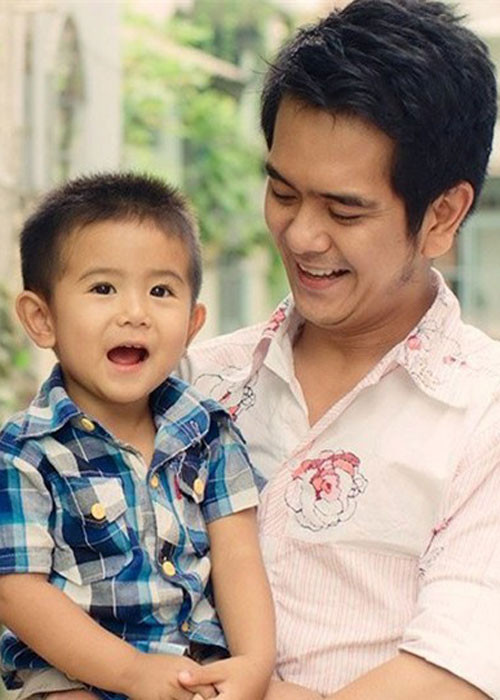 Không những sự nghiệp không khởi sắc, cuộc sống riêng của Hùng Thuận cũng khá trắc trở. Năm 2008, anh kết hôn và có một cậu con trai tên Kim Bảo. Tuy nhiên, hạnh phúc không kéo dài lâu. Mới đây, khi Hùng Thuận và con trai tham gia chương trình "Bố ơi! Mình đi đâu thế?”, nam diễn viên đã thừa nhận anh và vợ không còn sống chung được hơn hai năm nay sau thời gian dài né tránh về tin đồn hôn nhân rạn nứt.