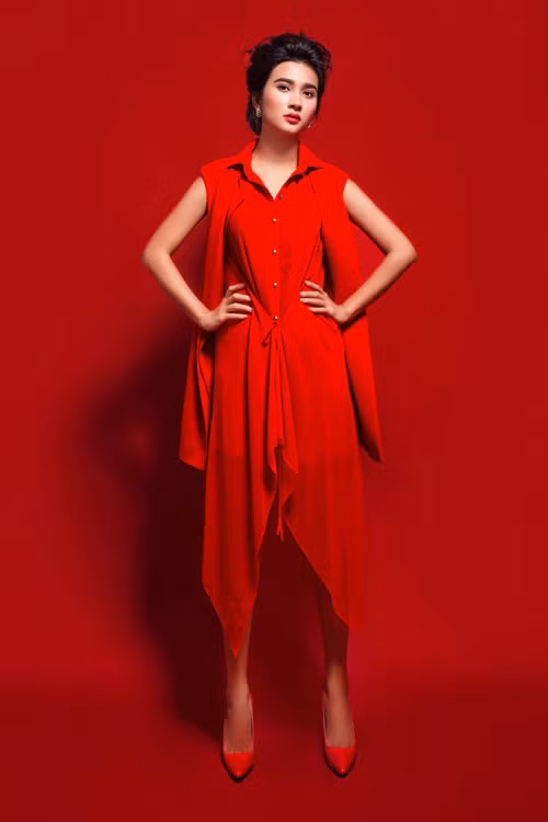 Với thiết kế đầy mới mẻ của NTK Lê Thanh Hòa, diễn viên Kim Tuyến lột xác thành quý cô trẻ đẹp nhưng vẫn vô cùng chín chắn.