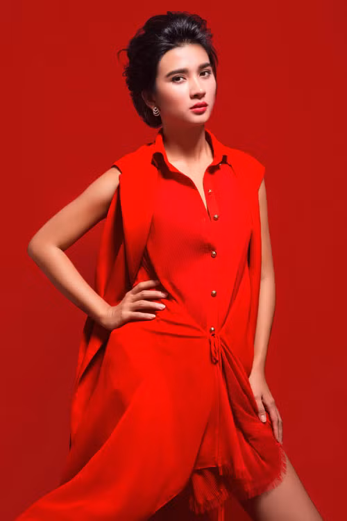 Người đẹp biết cách phô diễn những thế mạnh của mình từ ánh mắt biểu đạt cho đến cách tạo dáng.