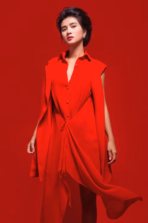 Thần thái tỏa sáng của diễn viên "Chuyện tình đảo ngọc" giúp thiết kế trở nên nổi bật hơn.