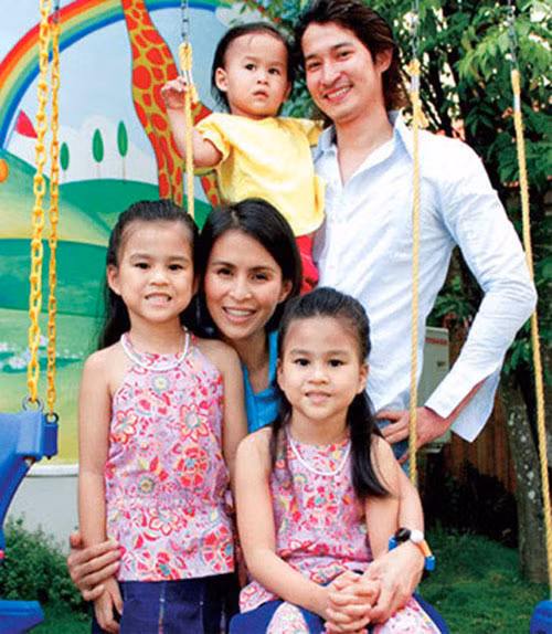 Scandal lớn nhất trong cuộc đời nam diễn viên điển trai chính là hôn nhân đổ vỡ với Lương Hoàng Anh. Tháng 8/2005, Huy Khánh và Hoàng Anh kết hôn với lời khẳng định “chúng tôi thuộc về nhau mãi mãi” dù có sự chênh lệch đến 7 năm tuổi tác. Cuộc hôn nhân chưa kéo dài được bao lâu thì Hoàng Anh lên báo gọi ông chồng trẻ của mình là “trăng hoa”. Cả hai đã có những lời qua tiếng lại khiến làng giải trí phía Nam bị nhiễu loạn một phen.