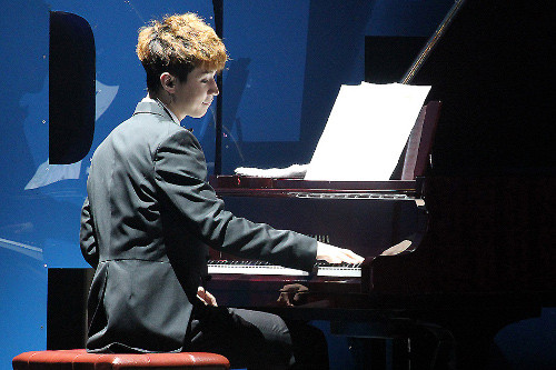 Henry học chơi piano từ mẹ khi mới 5 tuổi và sau đó học violin năm 6 tuổi. Henry cũng học khiêu vũ từ khi còn nhỏ và giành được nhiều giải thưởng. Henry cho biết anh từng muốn chơi violin chuyên nghiệp, nhưng chưa từng nghĩ đến việc sẽ trở thành ngôi sao thần tượng trước khi thử giọng tại SM Entertainment vào năm 2006.