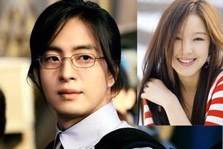 Mối quan hệ tình cảm đầu tiên được Bae Yong Joon tiết lộ là với Lee Sa Gang sinh năm 1980. Lúc ấy, người đẹp 23 tuổi là sinh viên khoa đạo diễn và trở thành tâm điểm chú ý của truyền thông từ khi nam tài tử công khai chuyện hẹn hò vào tháng 12/2003.