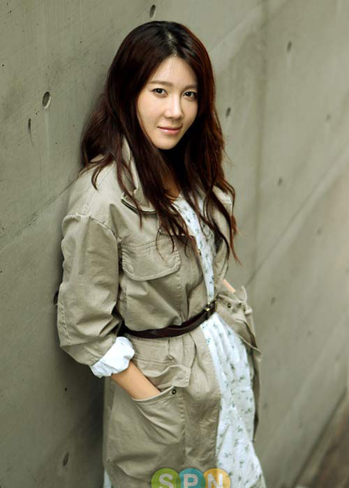 Tin đồn khiến nữ diễn viên sinh năm 1980 và Bae Yong Joon gặp không ít rắc rối. Cả hai được cho là có kỳ nghỉ tại Nhật khi một tờ báo Hàn Quốc đăng ảnh nam diễn viên đang trò chuyện với một cô gái. Tuy nhiên, đại diện của Bae Yong Joon cho hay đó chỉ là chuyên viên trang điểm của anh.