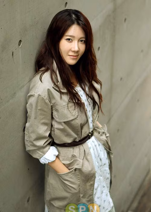 Tin đồn khiến nữ diễn viên sinh năm 1980 và Bae Yong Joon gặp không ít rắc rối. Cả hai được cho là có kỳ nghỉ tại Nhật khi một tờ báo Hàn Quốc đăng ảnh nam diễn viên đang trò chuyện với một cô gái. Tuy nhiên, đại diện của Bae Yong Joon cho hay đó chỉ là chuyên viên trang điểm của anh.