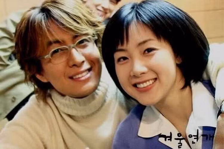 Choi Ji Woo và Bae Yong Joon đóng vai cặp tình nhân trong phim truyền hình đình đám “Bản tình ca mùa đông”. Nhiều fan hy vọng họ sẽ là cặp đôi phim giả tình thật. Tuy nhiên, cả hai chưa bao giờ lên tiếng về tin đồn tình cảm và chỉ dành những lời tốt đẹp cho nhau .