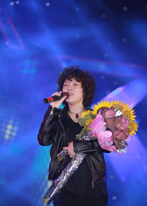 Gần đây, cô nàng tóc xù được rất nhiều khán giả yêu mến.