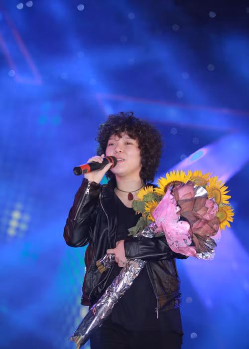 Gần đây, cô nàng tóc xù được rất nhiều khán giả yêu mến.