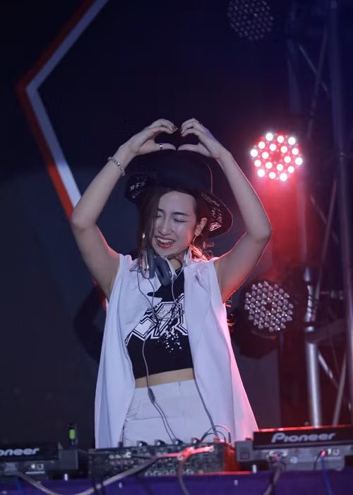 Biểu cảm đáng yêu của nữ nghệ sĩ trẻ "đốn tim" nhiều người hâm mộ.