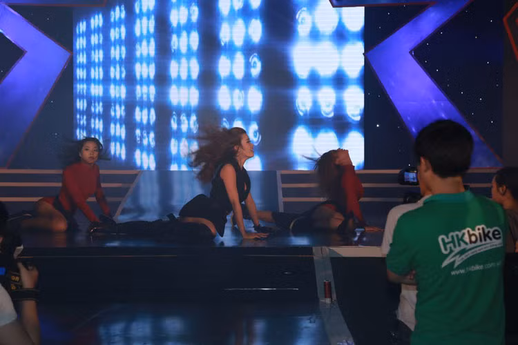 Quán quân The Remix 2015 cháy hết mình với những vũ điệu nóng bỏng.