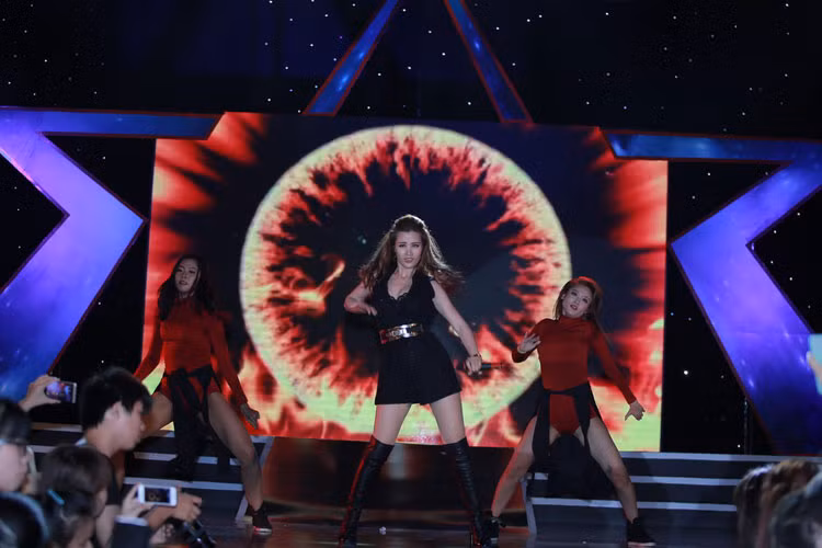 Tham gia Đại nhạc hội “Burning Up Summer 2015” tối ngày 12/6 tại Hà Nội, Đông Nhi thu hút sự chú ý của hơn 5000 khán giả có mặt tại chương trình.