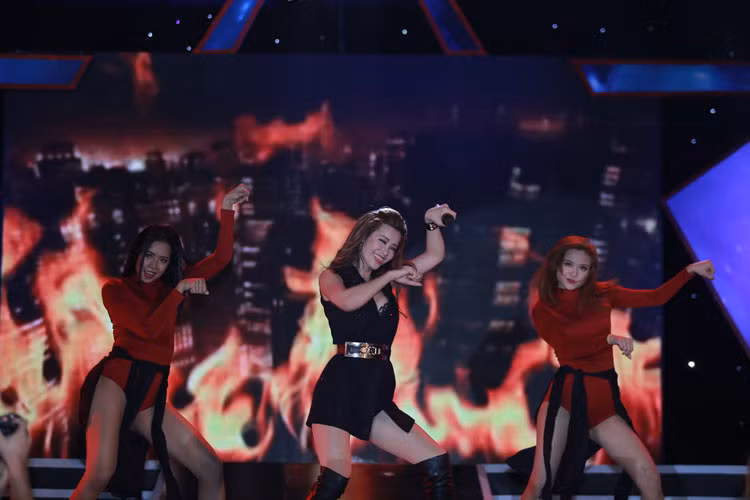 Những cử chỉ đáng yêu của bạn gái Ông Cao Thắng khiến fan vô cùng phấn khích.