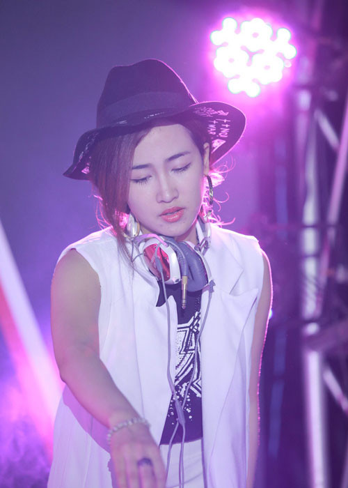 DJ Trang Moon xinh đẹp trên sân khấu. Bằng tài năng, cô đã làm cho không khí buổi nhạc hội ngày càng cuồng nhiệt hơn.