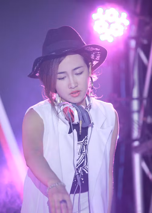 DJ Trang Moon xinh đẹp trên sân khấu. Bằng tài năng, cô đã làm cho không khí buổi nhạc hội ngày càng cuồng nhiệt hơn.