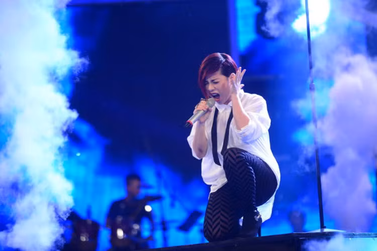 Van Quynh dung buoc tai Gala 5 Vietnam Idol 2015-Hinh-2